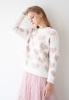 Maglione in maglia con bordo di perle a cuore rosa sfocato