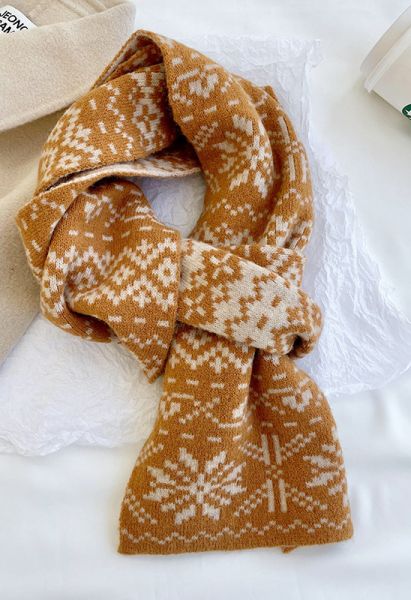 Sciarpa in maglia con fiocco di neve geometrico color caramello