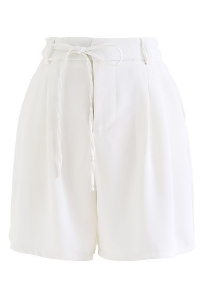 Shorts bianchi con tasca laterale con cordino da annodare