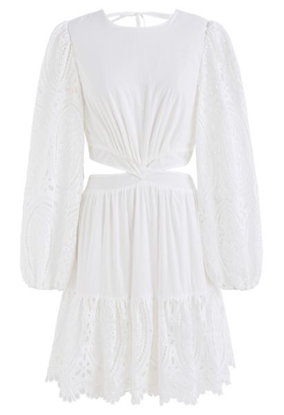 Mini vestito bianco all'uncinetto con maniche a bolle e vita ritagliata
