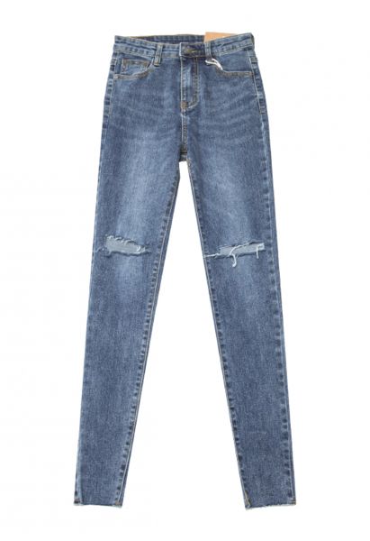 Jeans attillati con dettaglio strappato