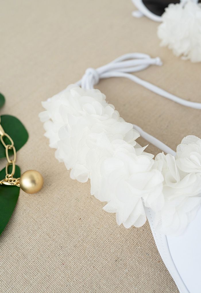 Costume intero bianco con bretelle a fiori in rete