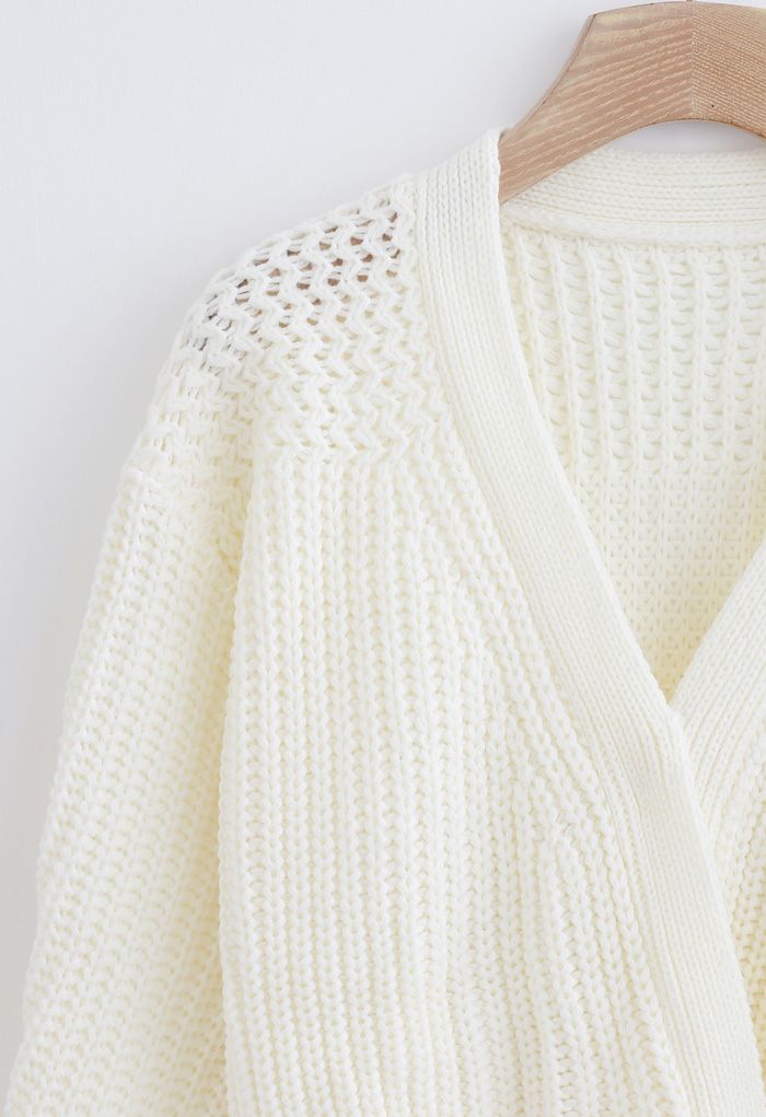 Avvolgere un maglione a maglia grossa con fiocco in bianco