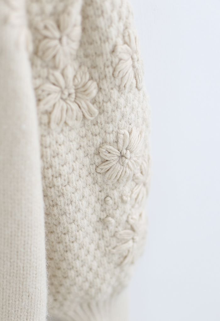 Maglione lavorato a maglia con maniche a sbuffo e fiori