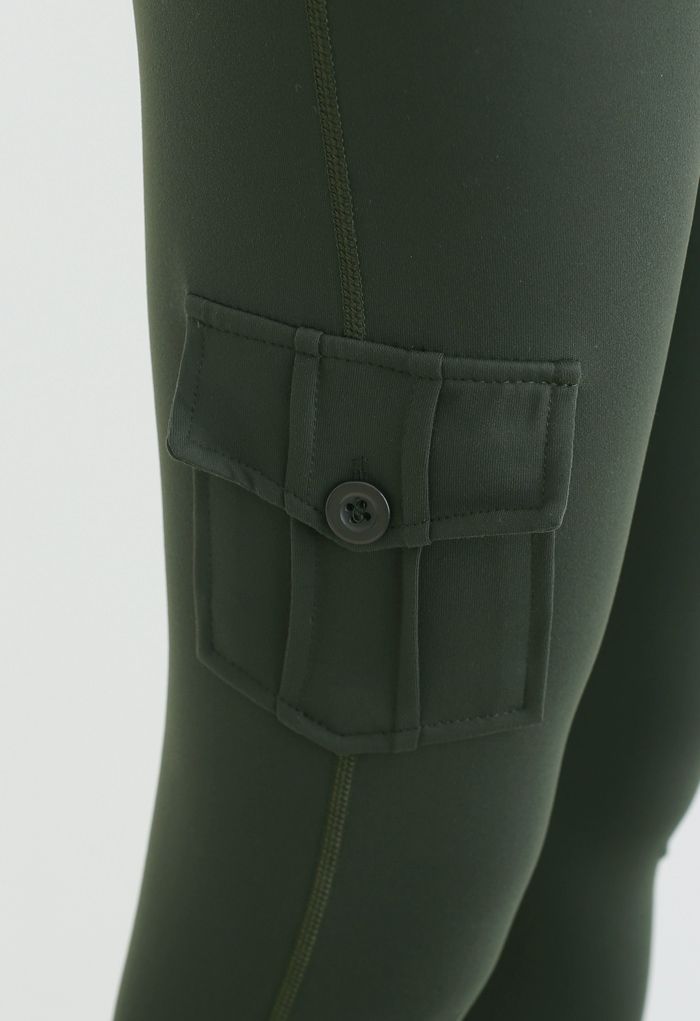 Leggings cropped cuciti con tasca con patta e bottone in verde militare