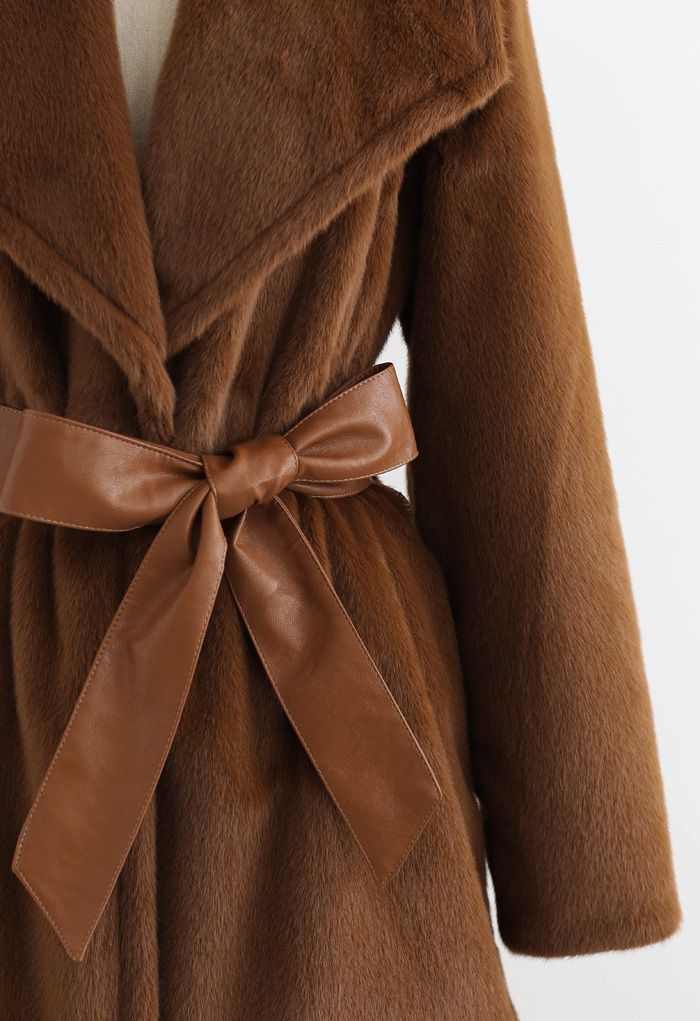 Cappotto in pelle sintetica con cintura in eco-pelliccia in marrone