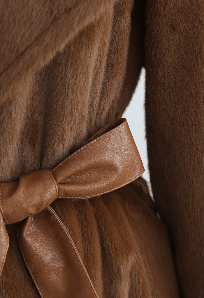 Cappotto in pelle sintetica con cintura in eco-pelliccia in marrone