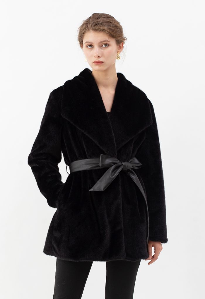 Cappotto in pelle sintetica con cintura in eco-pelliccia di colore nero