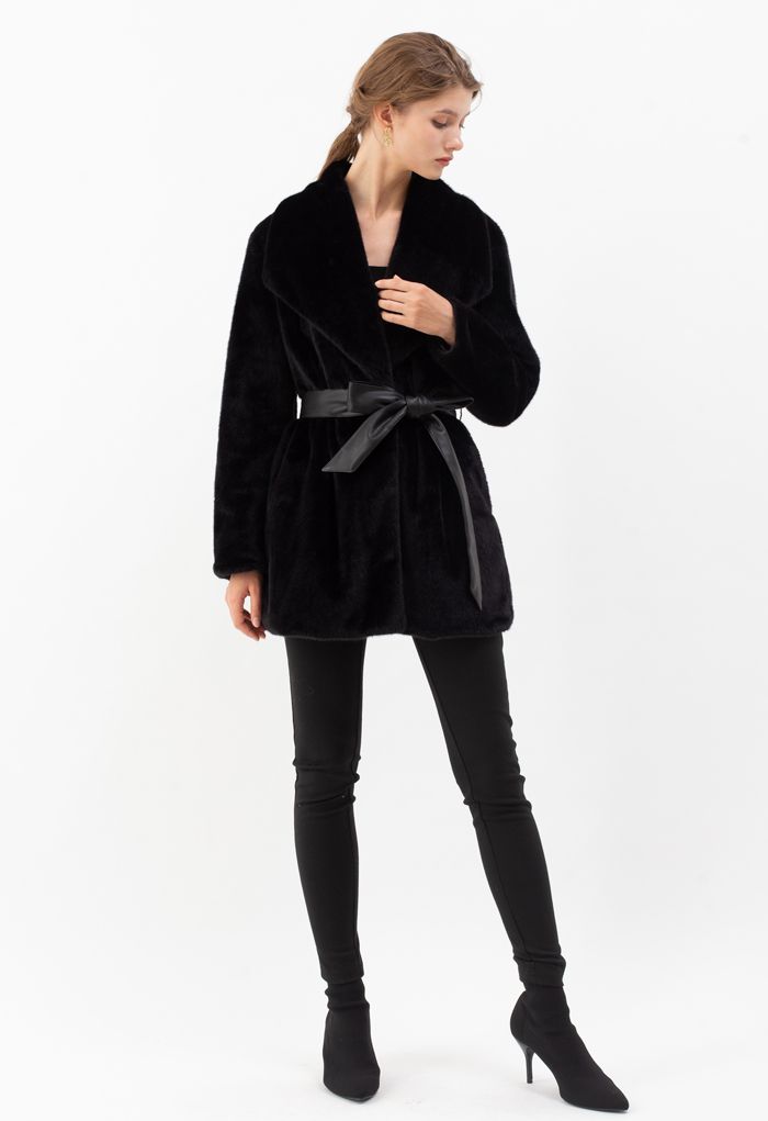 Cappotto in pelle sintetica con cintura in eco-pelliccia di colore nero
