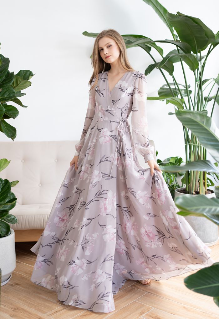 Splendido vestito lungo in chiffon avvolgente con stampa floreale lavanda