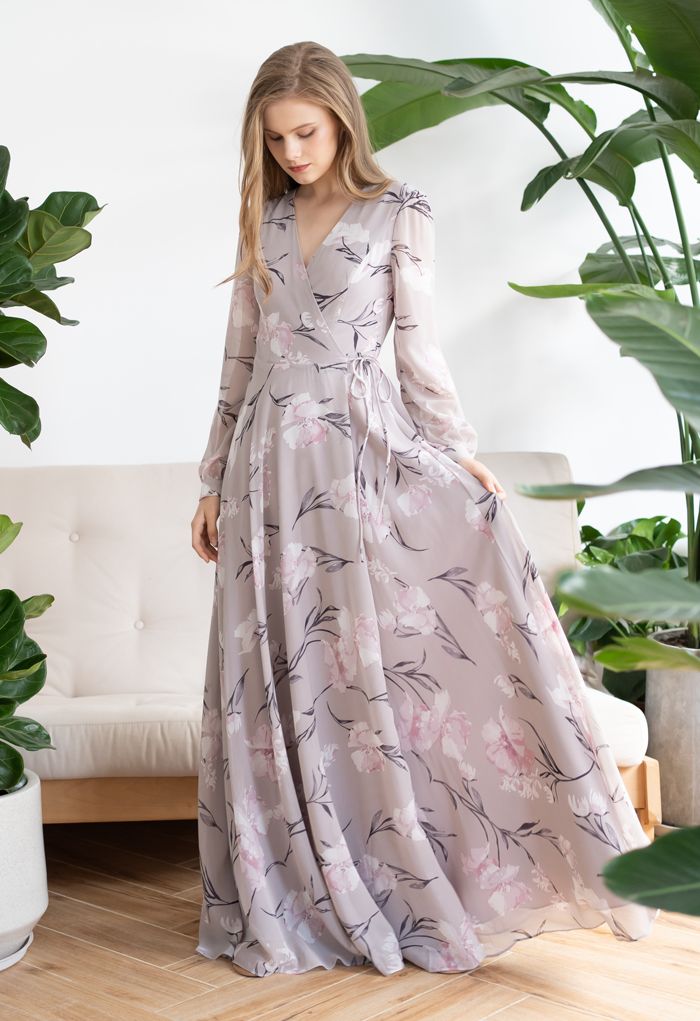Splendido vestito lungo in chiffon avvolgente con stampa floreale lavanda