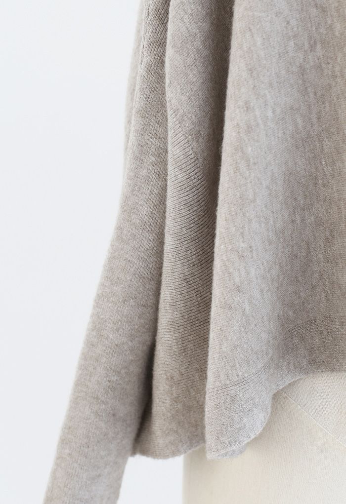 Morbido maglione a mantella con orlo svasato color sabbia
