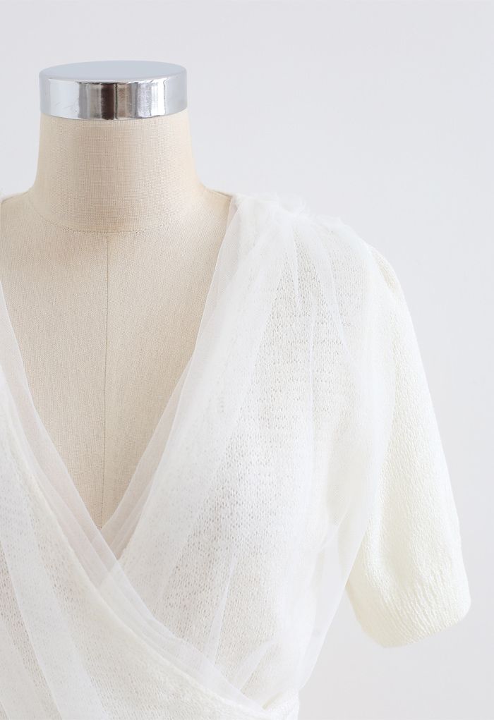 Top in maglia corto avvolgente con rivestimento in rete in bianco