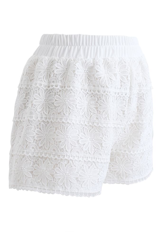 Pantaloncini con sovrapposizione di girasole all'uncinetto in bianco