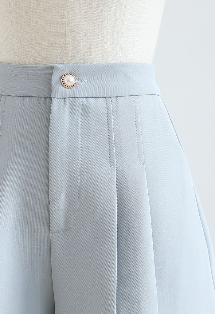 Pantaloncini plissettati con tasche laterali in blu