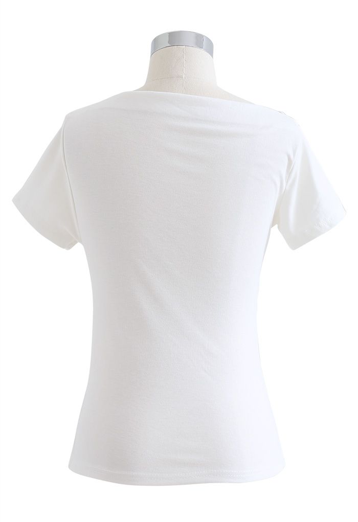 T-shirt bianca con balze sul davanti
