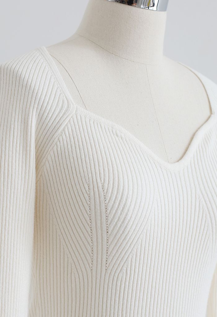 Top in maglia aderente a maniche lunghe con collo quadrato in bianco