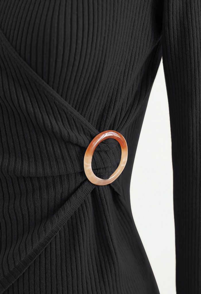 Top avvolgente in maglia a coste con O-ring in nero