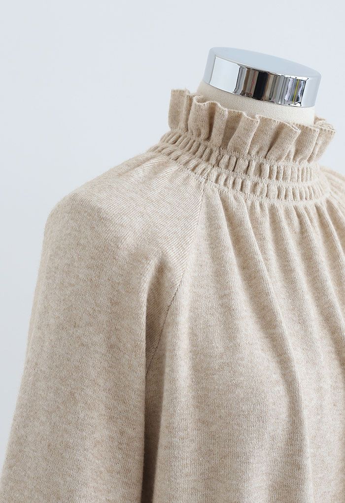Maglione corto in maglia con volant e collo alto color cammello