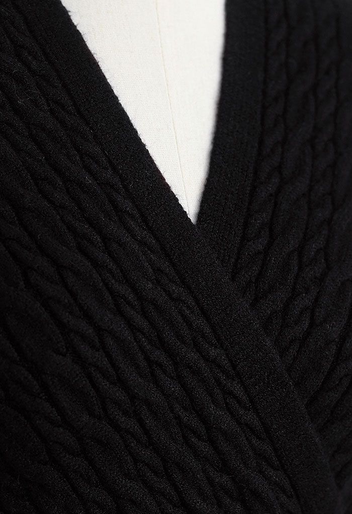 Maglione corto a trecce in maglia sul davanti in nero