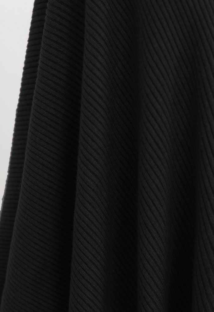 Mantella poncho in maglia a coste abbottonata in nero