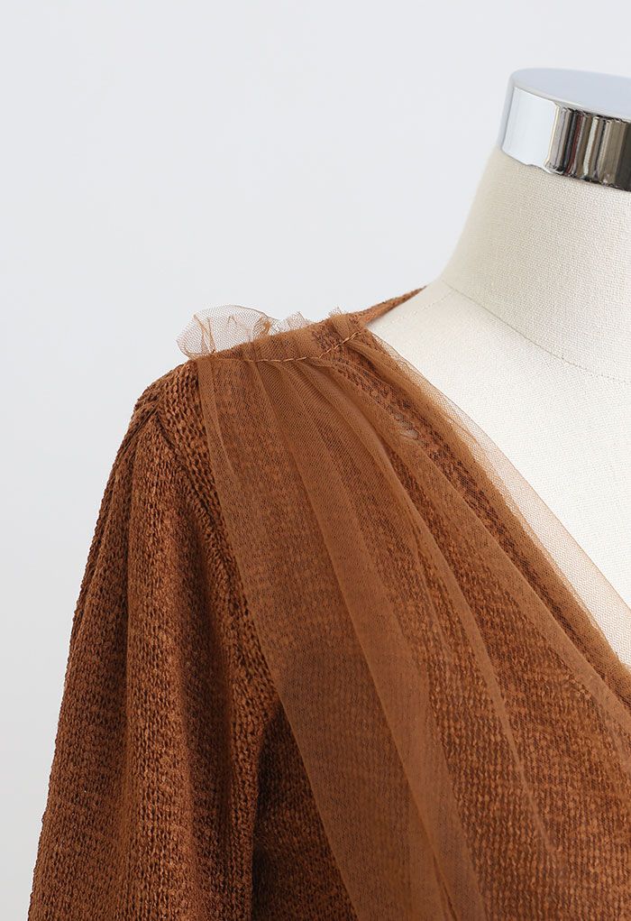 Top in maglia a maniche lunghe avvolgente con rivestimento in rete color caramello