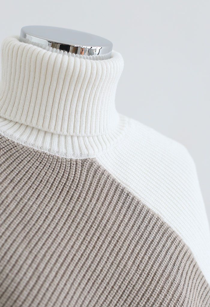 Maglia asimmetrica in maglia a collo alto con maniche a pipistrello color talpa