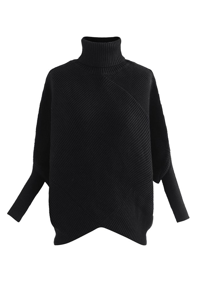Maglione asimmetrico in maglia con maniche a pipistrello e collo alto in nero