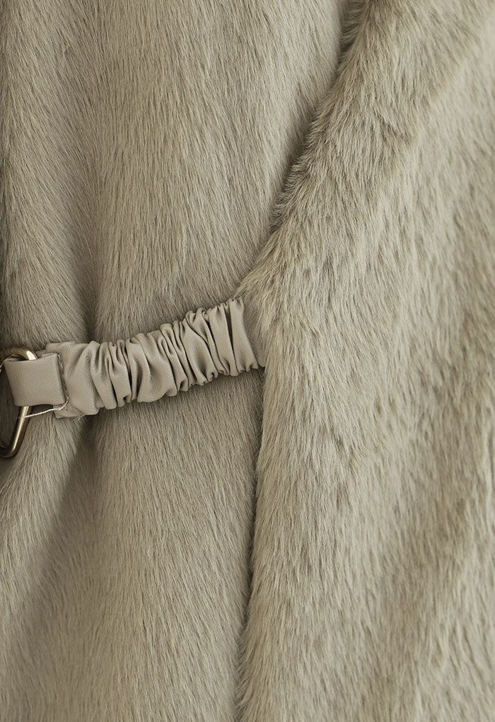 Cappotto avvolgente in pelliccia sintetica con fibbia metallica color cammello