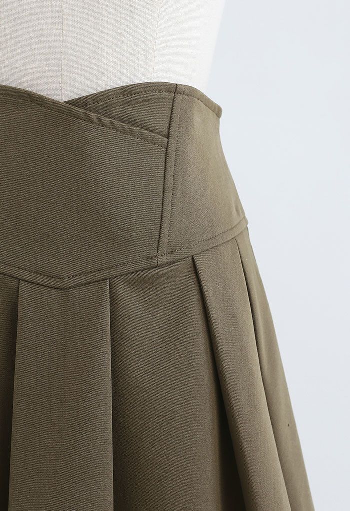 Minigonna a pieghe con vita a corsetto color oliva