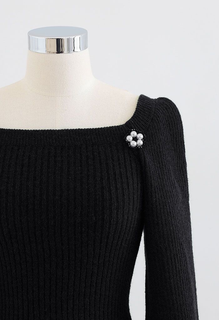Top corto in maglia con scollo quadrato a fiori perlati in nero