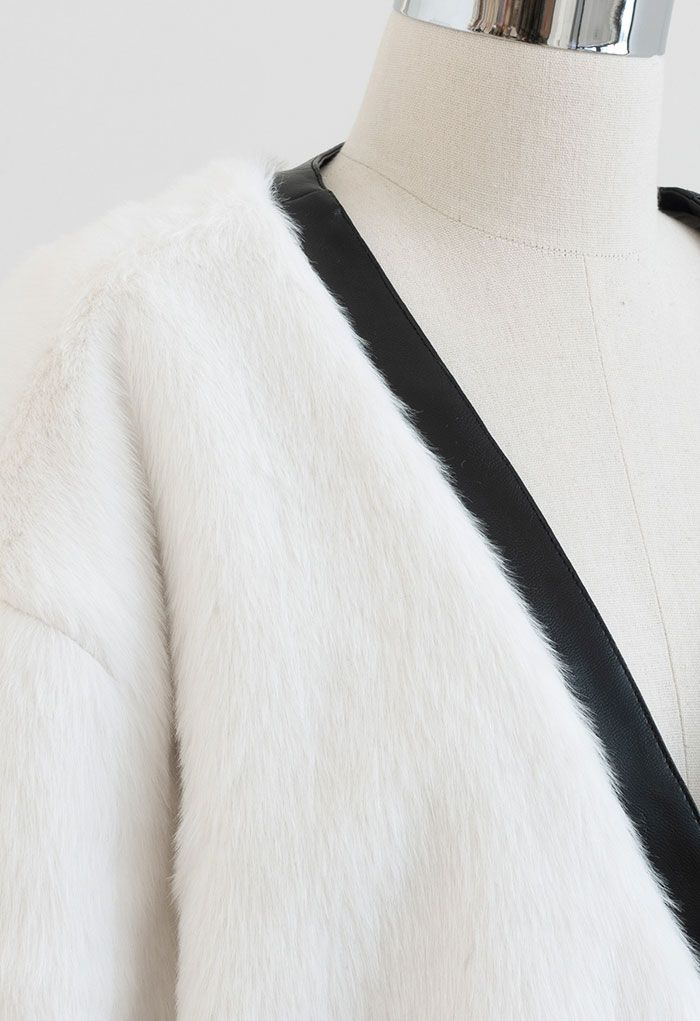Cappotto in pelliccia sintetica con bordo in pelle in bianco