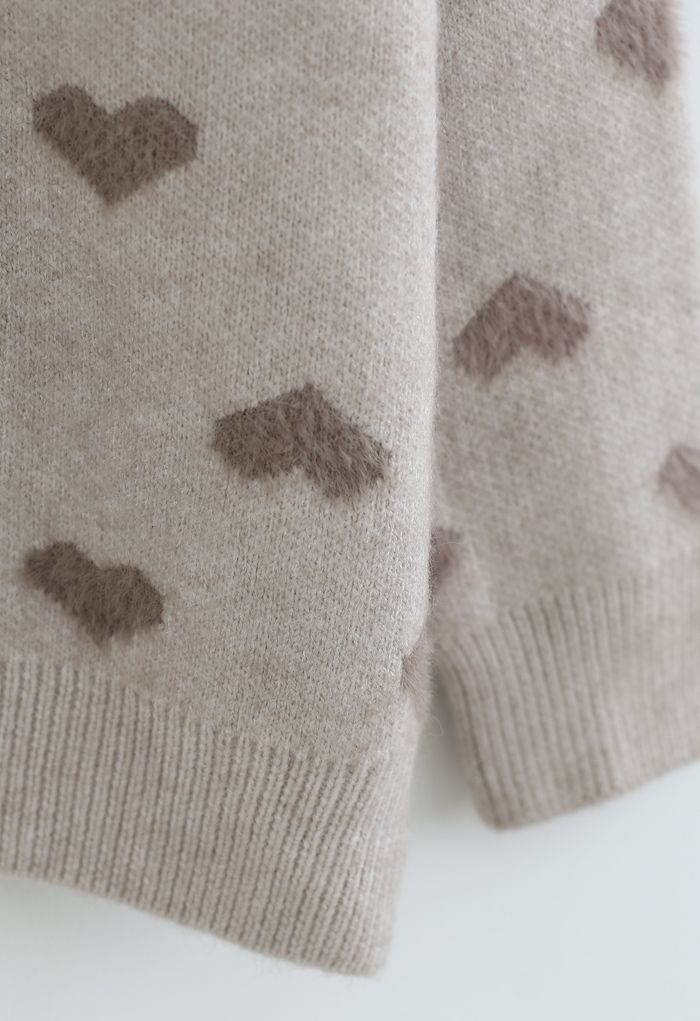 Maglione lavorato a maglia con cuori fuzzy in contrasto colore talpa