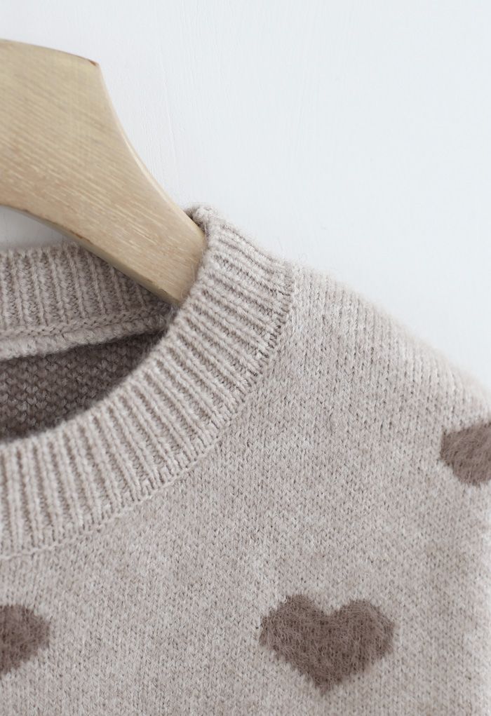 Maglione lavorato a maglia con cuori fuzzy in contrasto colore talpa