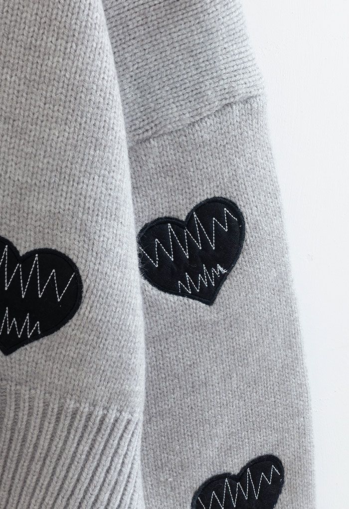 Maglione in maglia con scollo a V e toppa del battito cardiaco in grigio