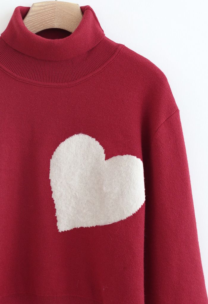 Maglione in maglia a collo alto con cuore ricamato in rosso