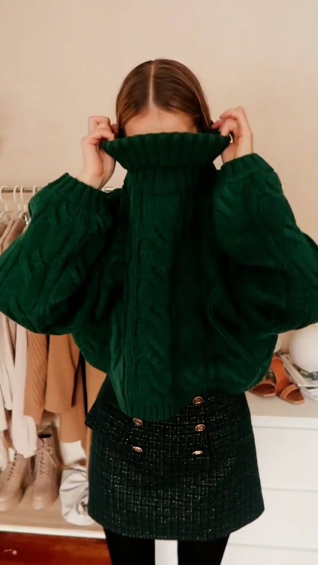 Maglione corto in maglia intrecciata a collo alto in verde