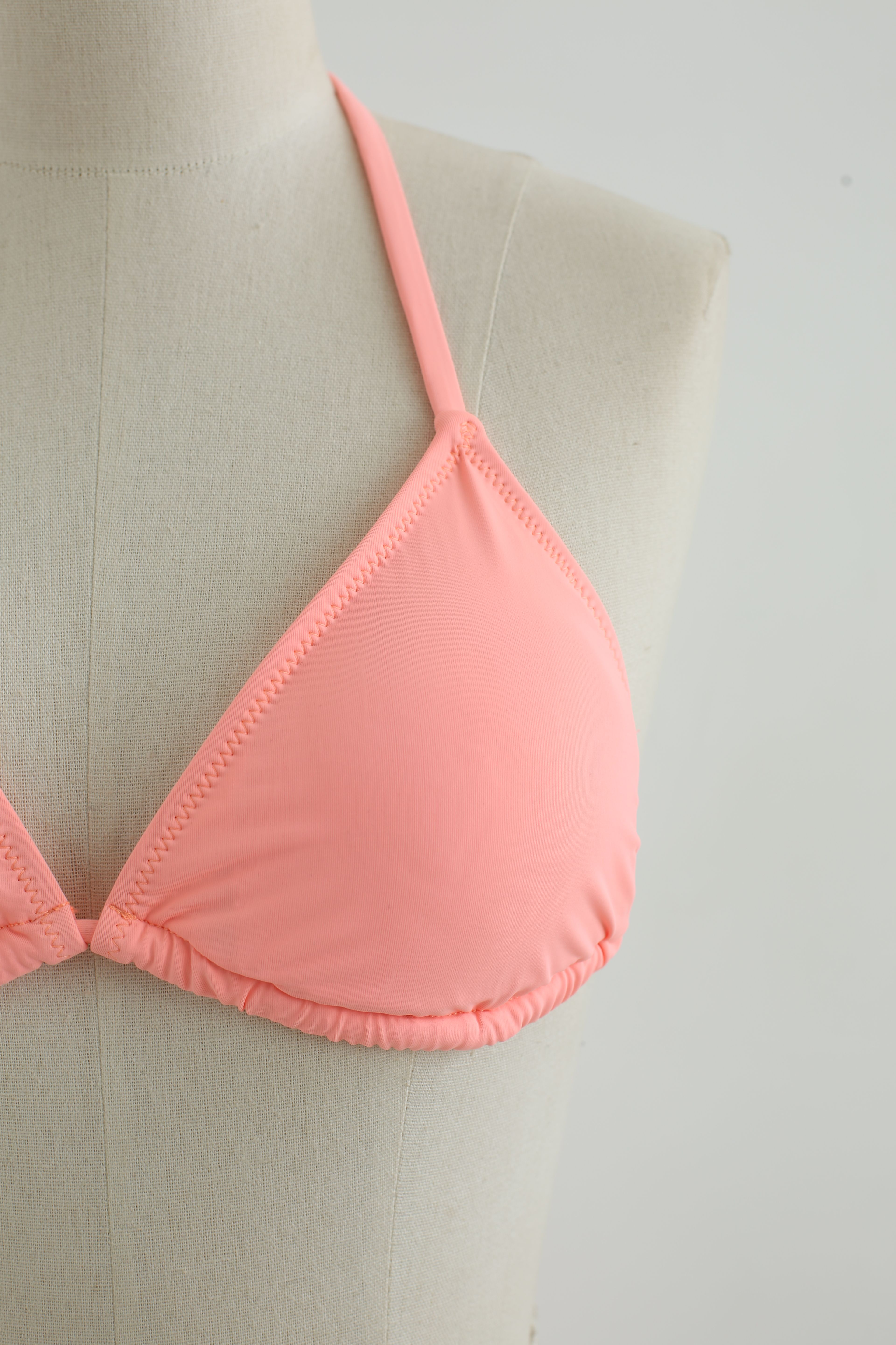 Set bikini a vita alta con scollo all'americana rosa chiaro
