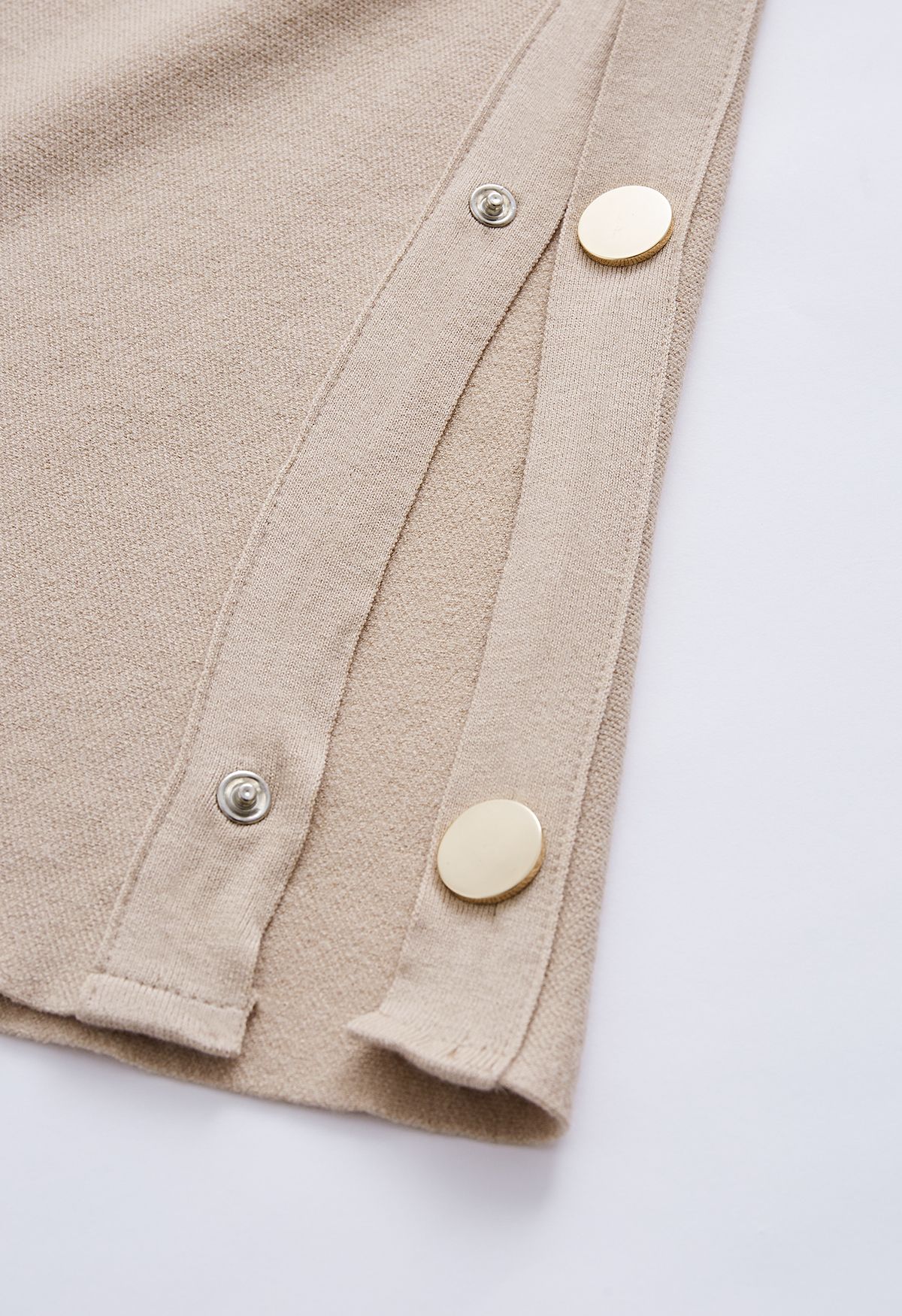 Poncho in maglia a collo alto con patta e bottoni laterali color cammello