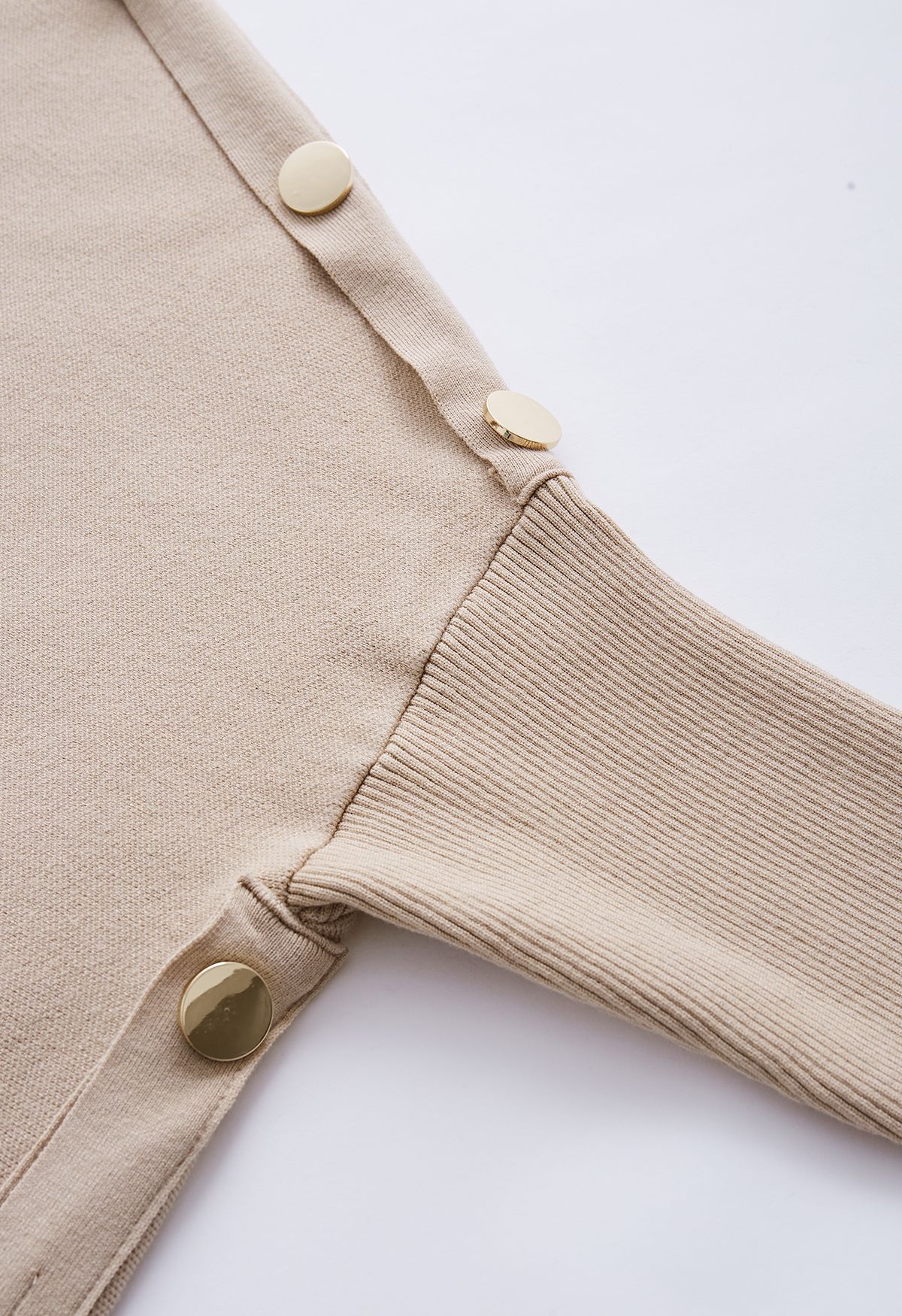Poncho in maglia a collo alto con patta e bottoni laterali color cammello