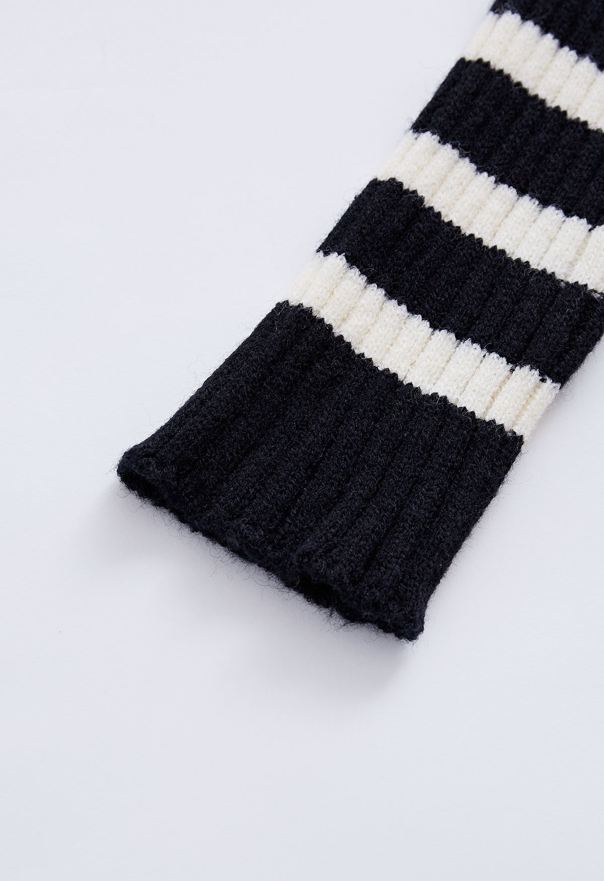 Maglione in maglia a righe con colletto a patta in nero