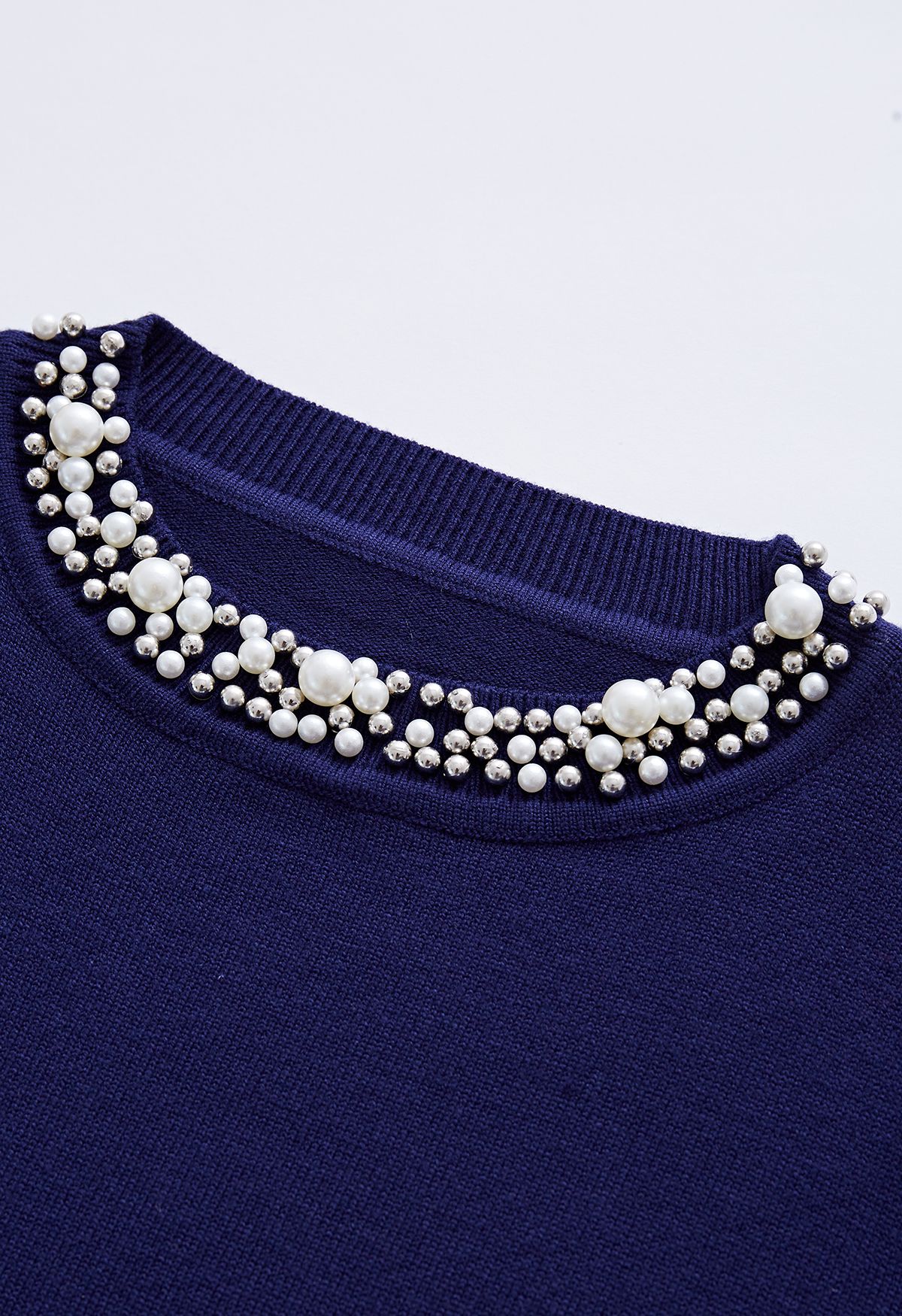 Top in maglia morbida bordato di perle in blu navy