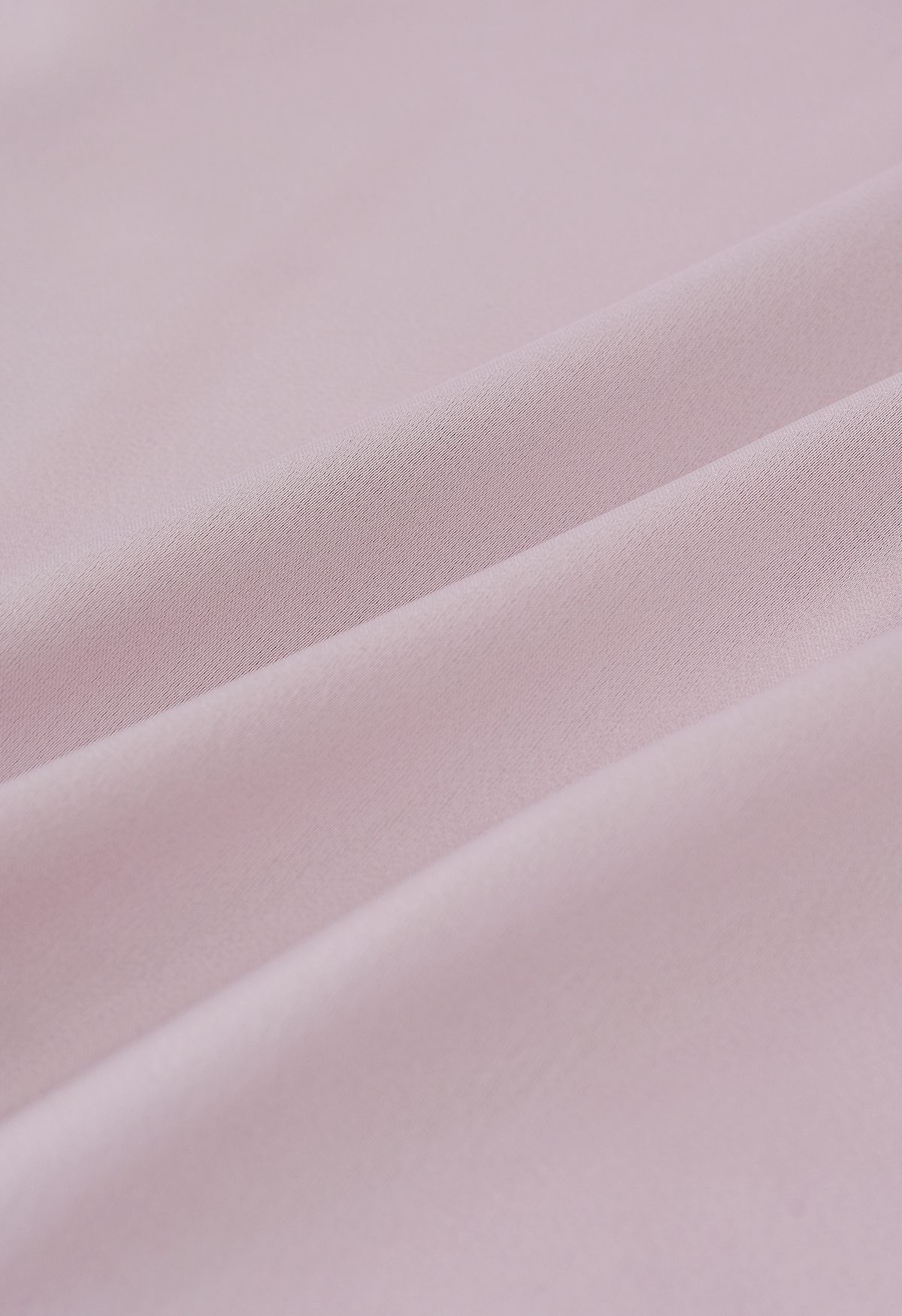 Camicia di raso con collo a lupetto con spilla rosa in rosa