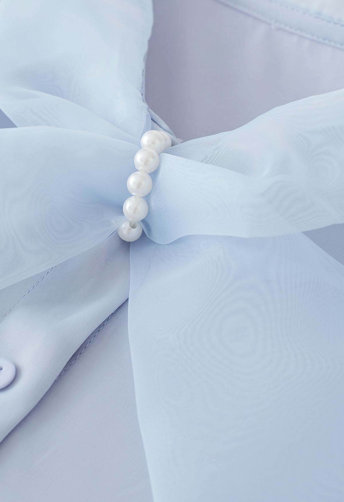 Camicia con nodo di perle con finitura satinata in grigio