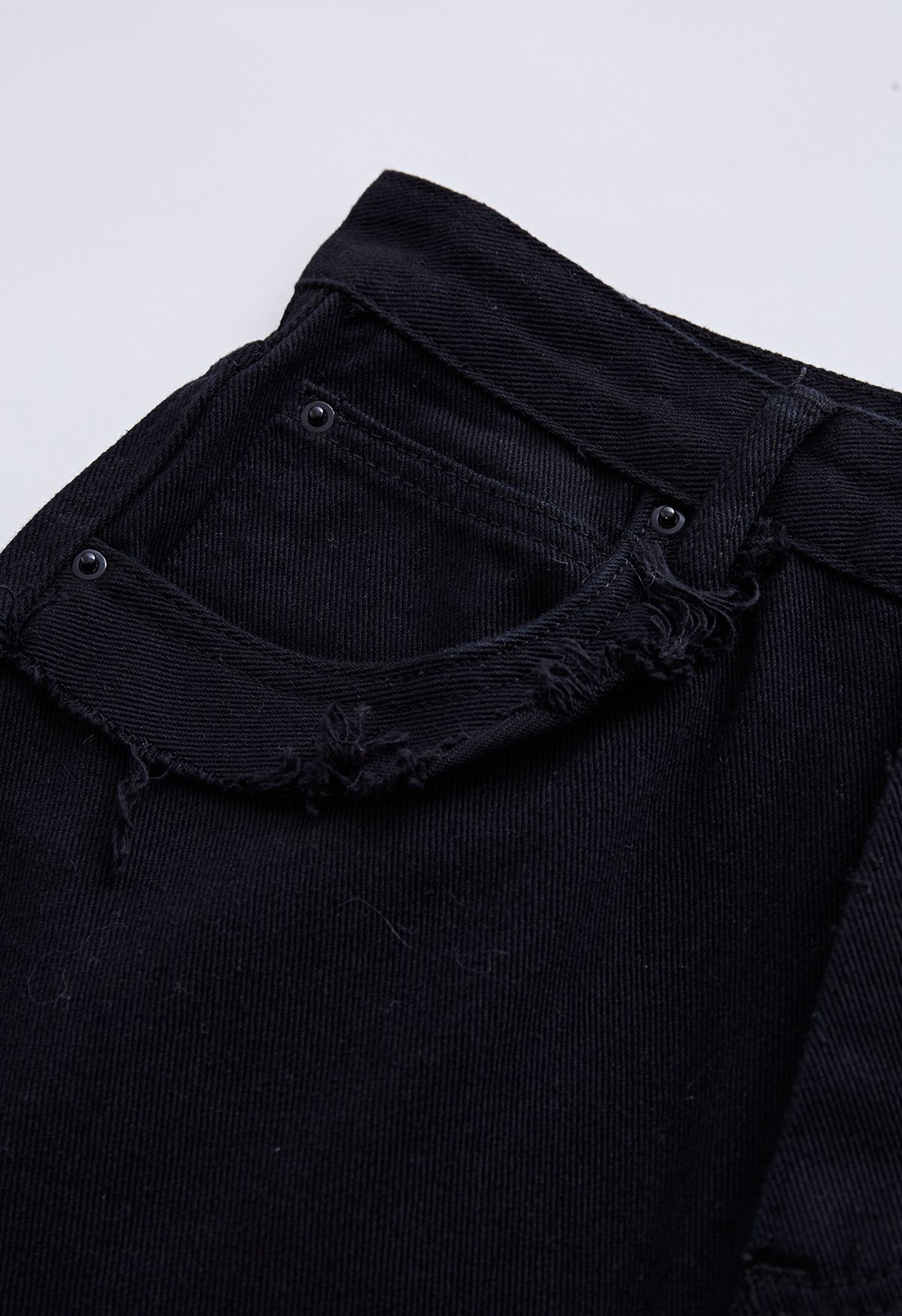 Jeans svasati classici con tasche e dettagli sfrangiati in nero