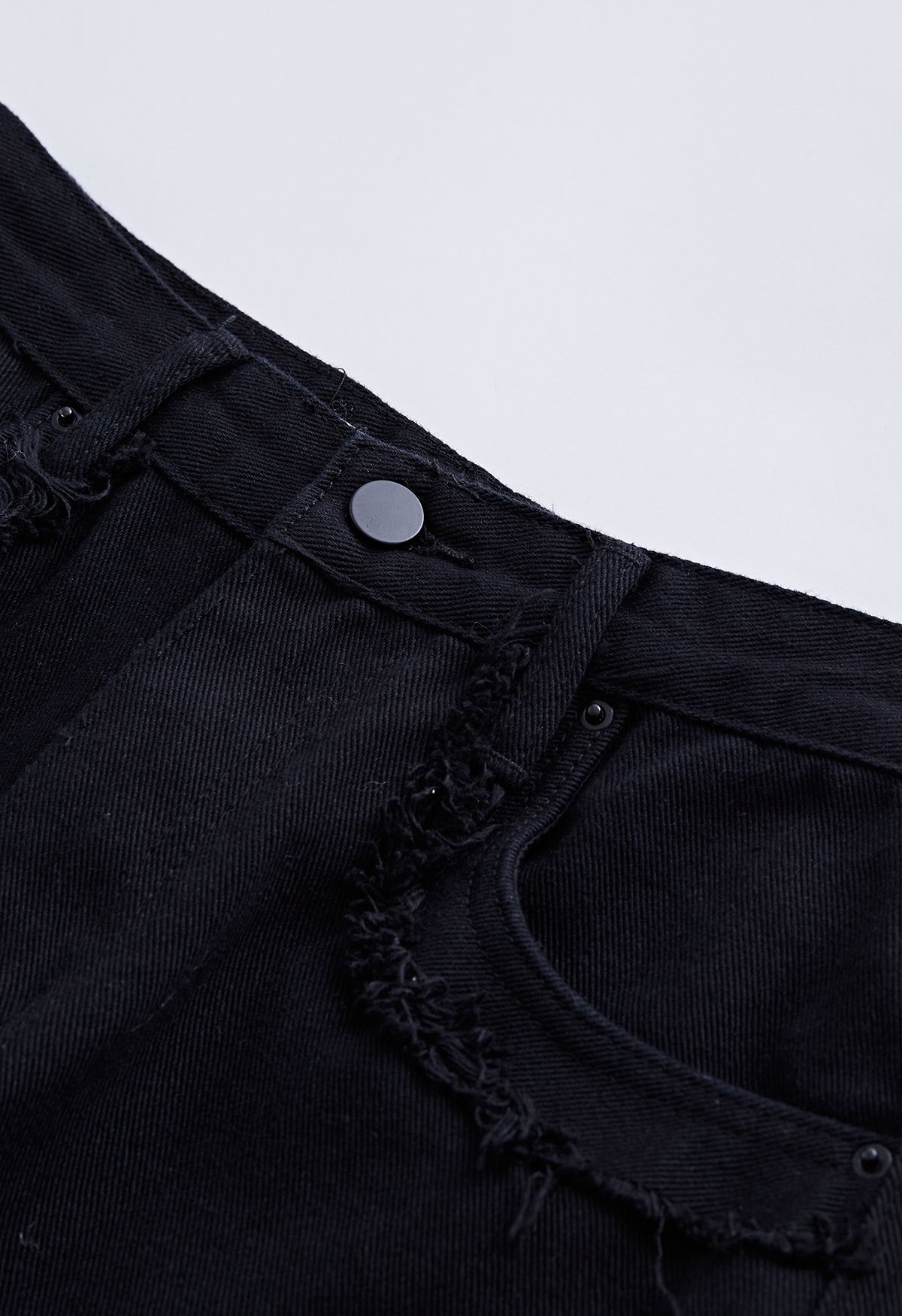 Jeans svasati classici con tasche e dettagli sfrangiati in nero