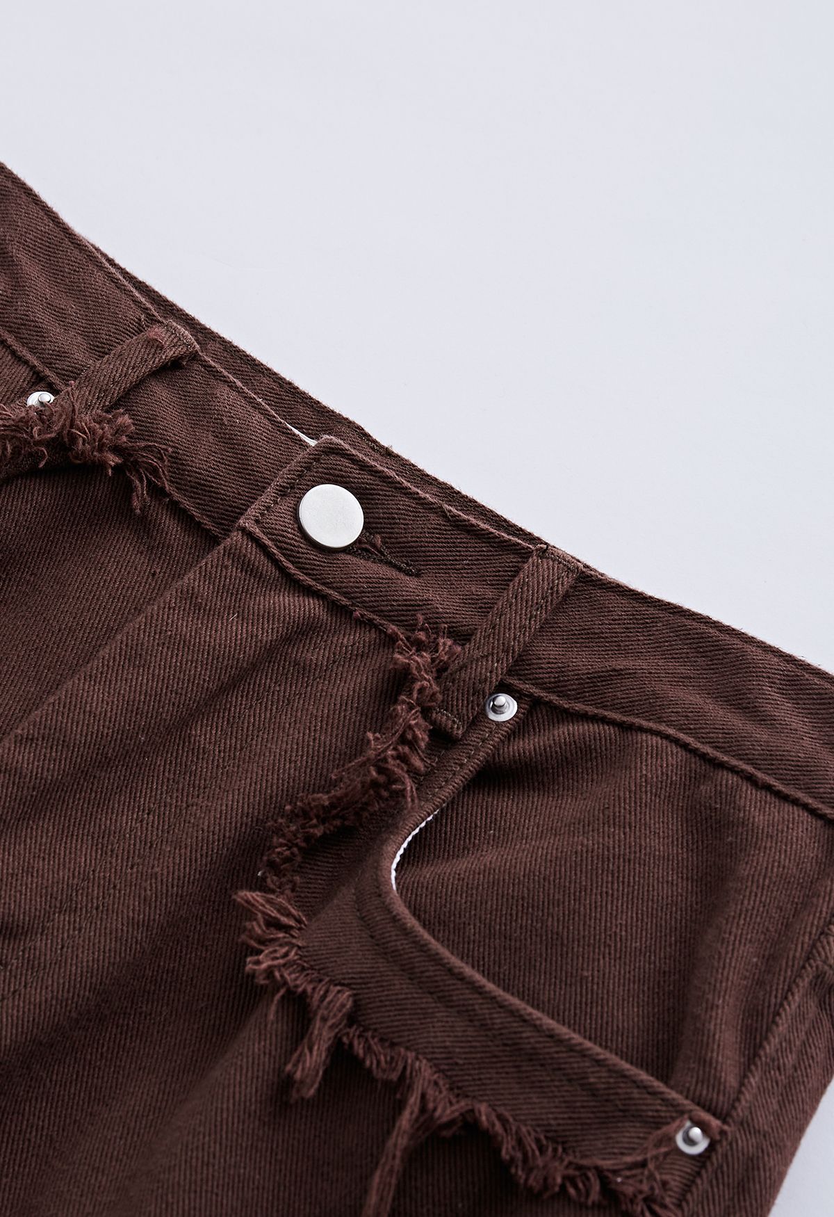 Jeans svasati classici con tasche e dettagli sfrangiati in marrone