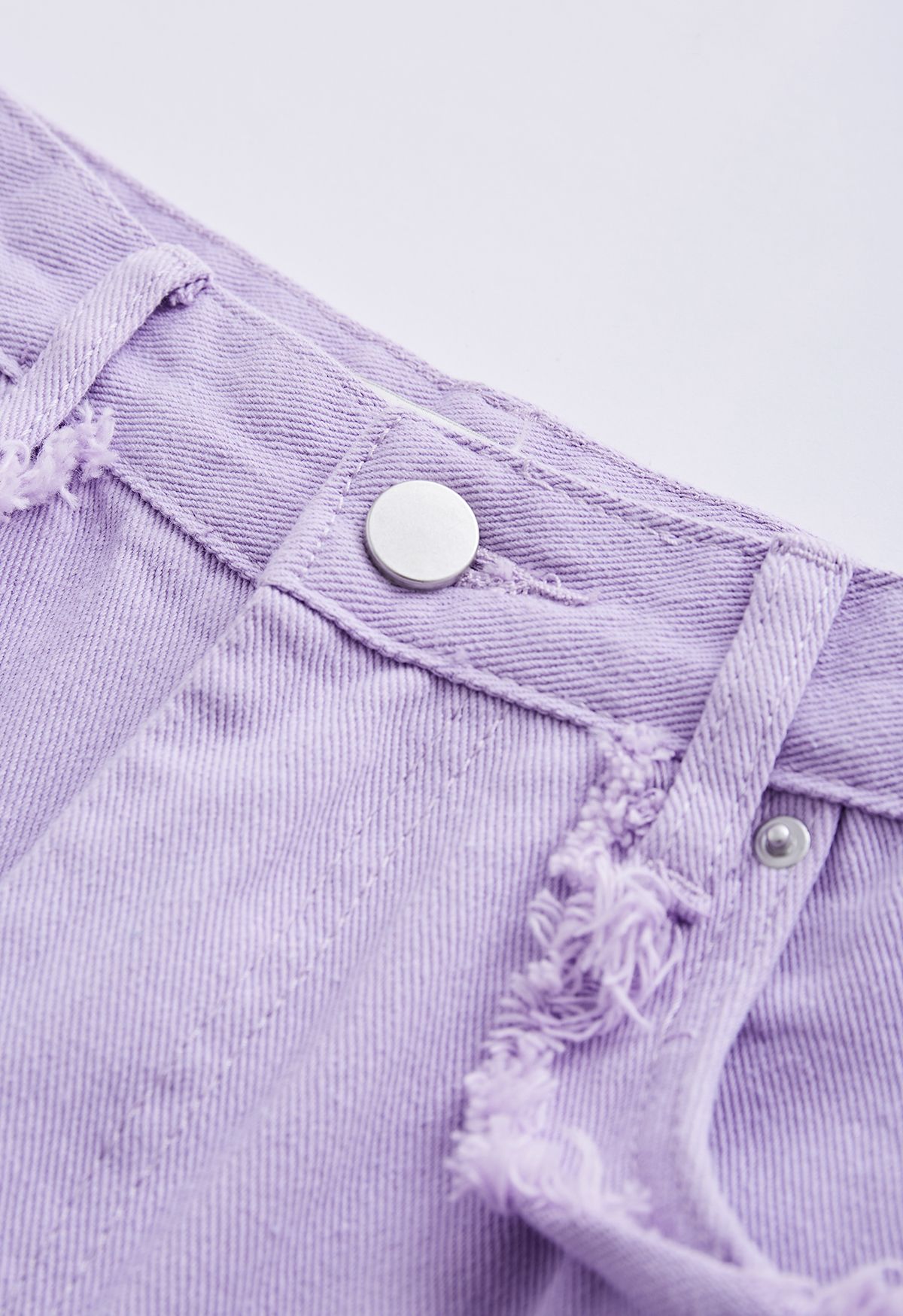 Jeans svasati classici con tasche e dettagli sfrangiati in lilla