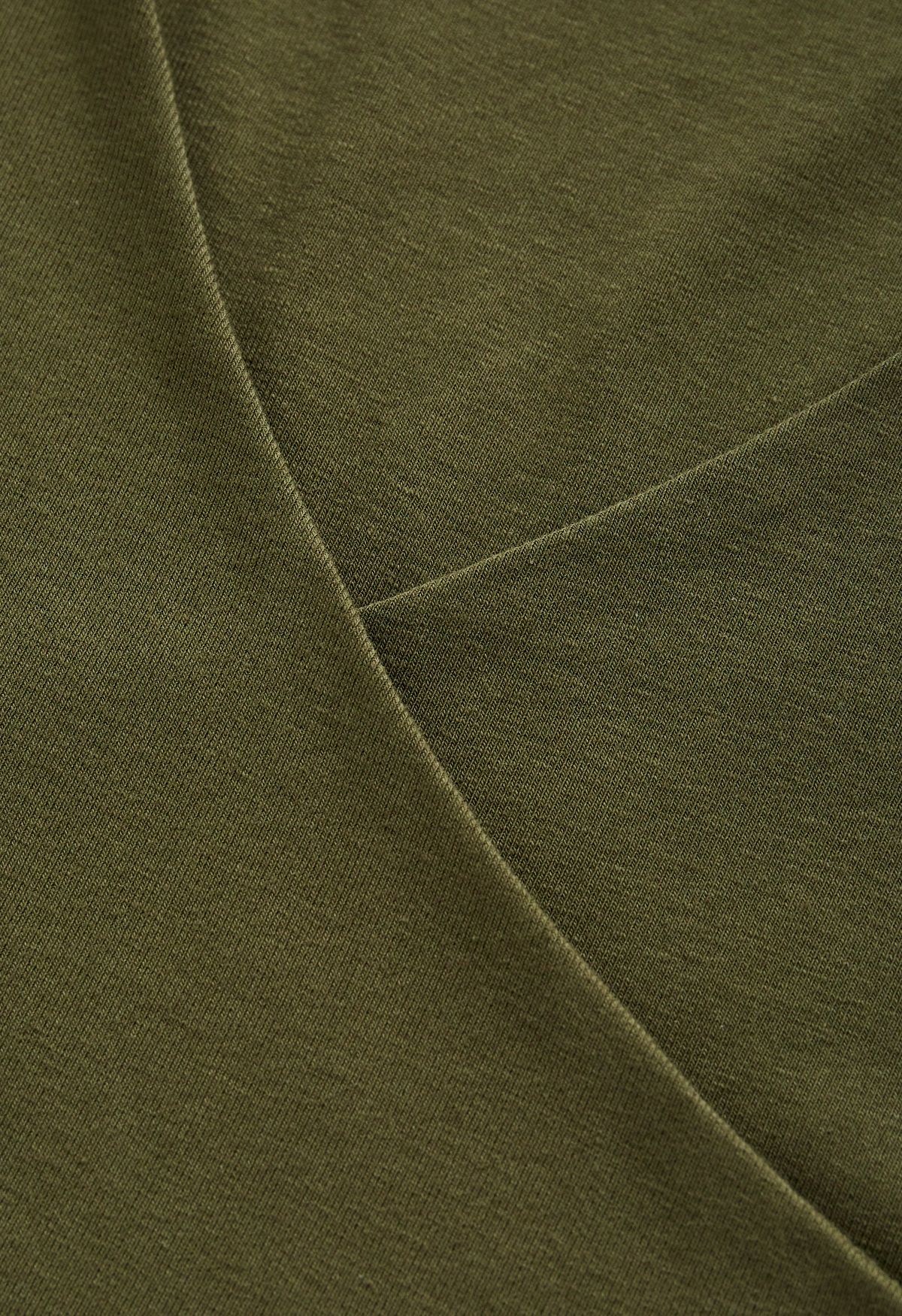 Top in morbido cotone con involucro incrociato in verde militare