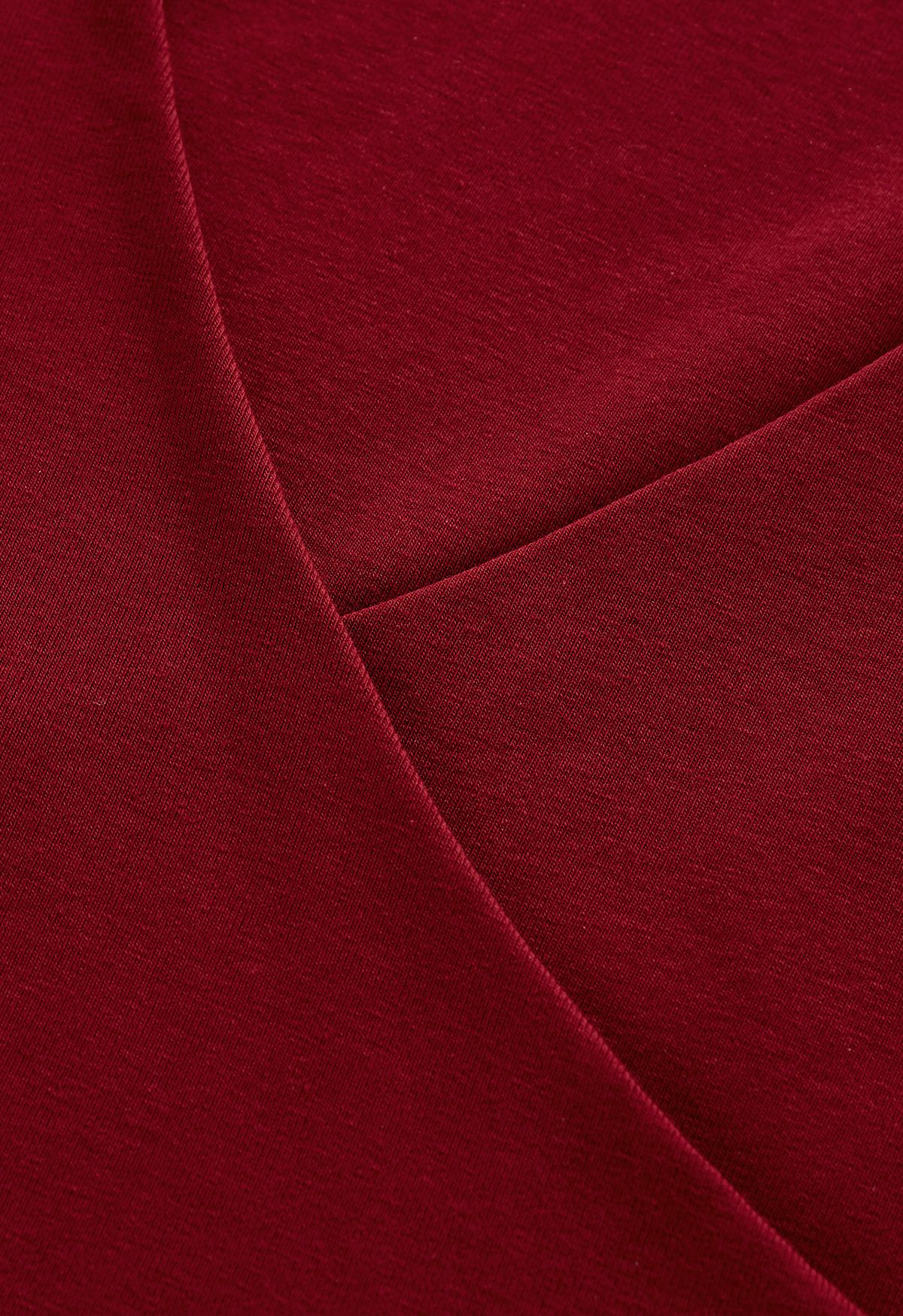 Top in morbido cotone con involucro incrociato in rosso